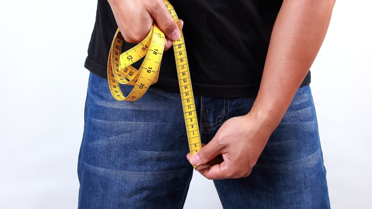 homme mesurant le pénis avant de l'agrandir